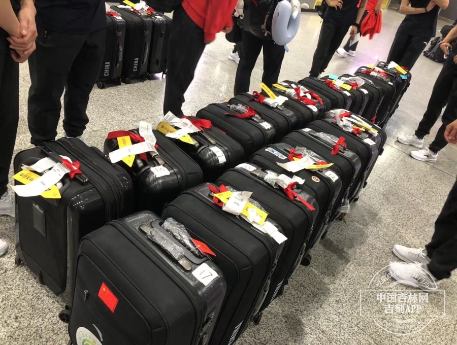 摆放整齐的行李箱