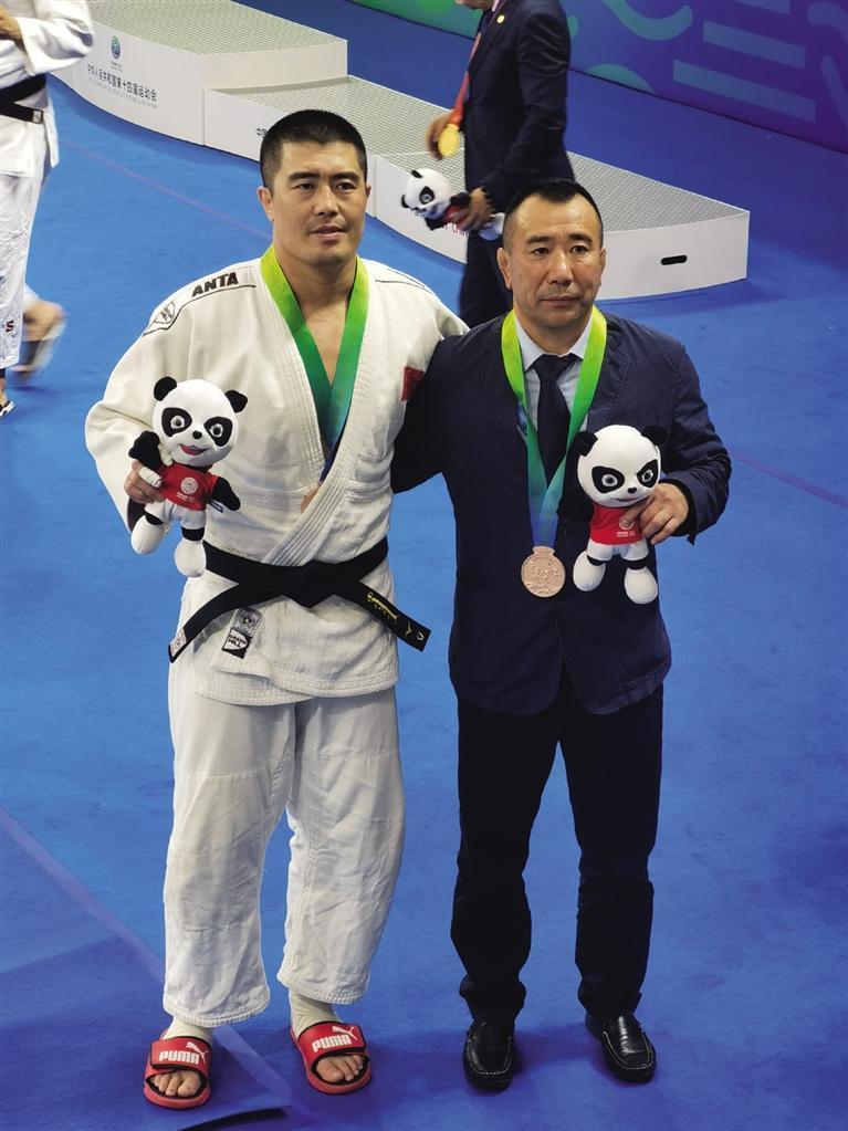 巴图(左)和教练包玉海赛后合影