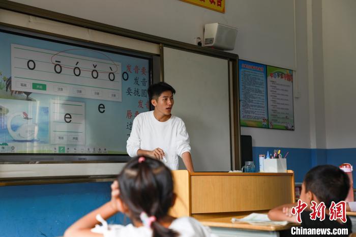 图为赖家益正为学生讲解拼音。　王伟臣 摄