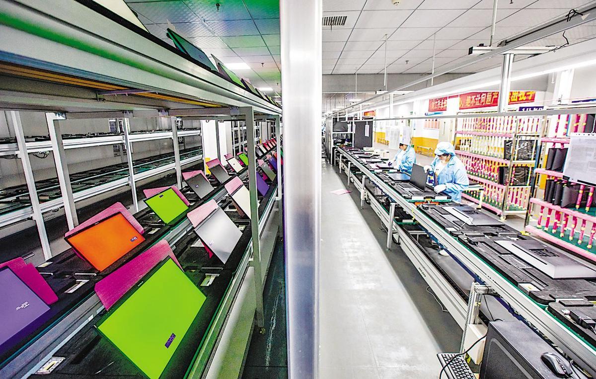 5月14日，天玑智谷（湖北）信息技术有限公司工人正在赶制液晶显示屏订单。 （湖北日报全媒记者 薛婷 摄）