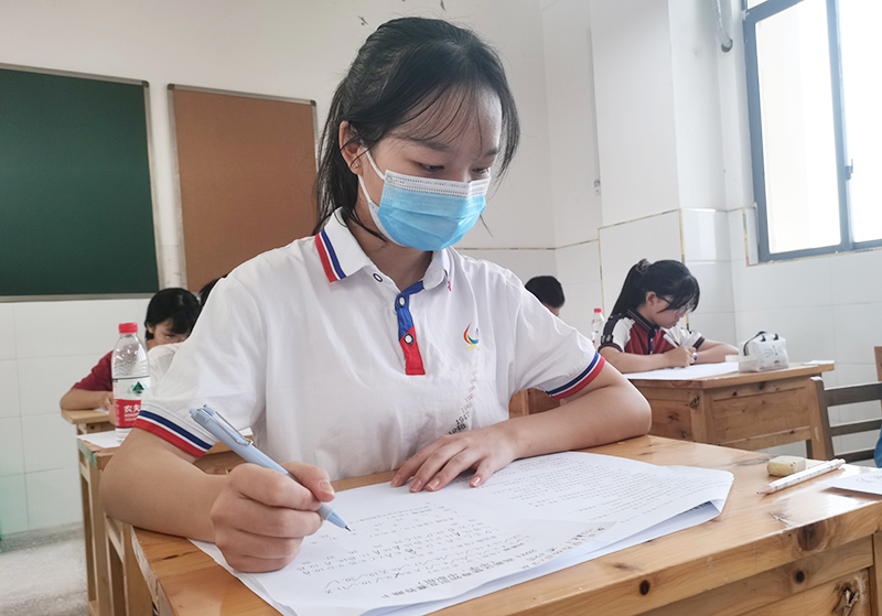 参赛学生认真答题中