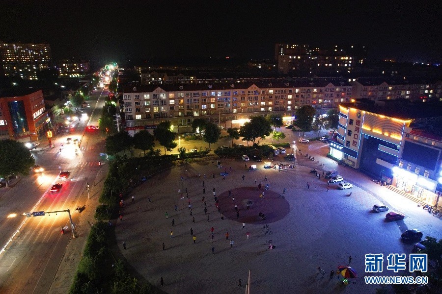图为迎宾广场夜景