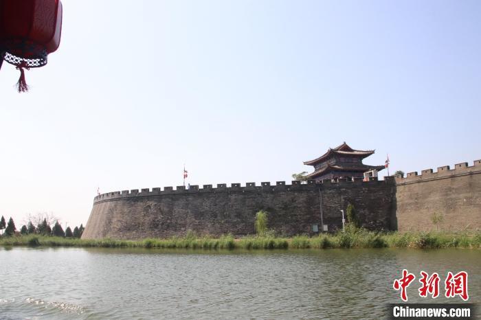 图为广府古城城墙一角。　赵明 摄