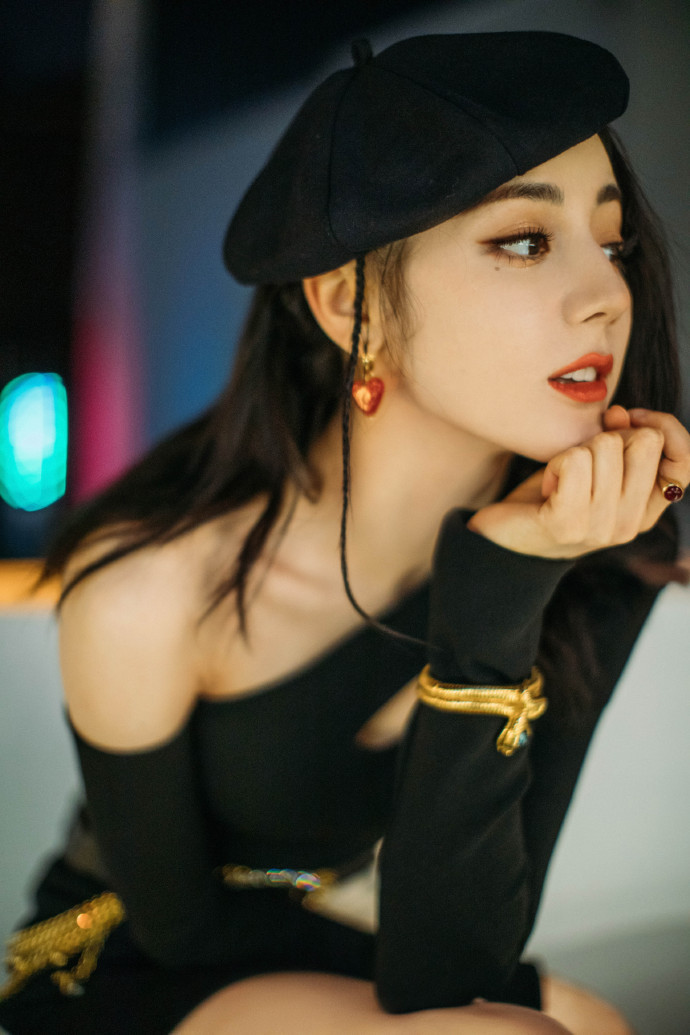 迪丽热巴黑色紧身上衣小露香肩贝雷帽造型甜酷灵动