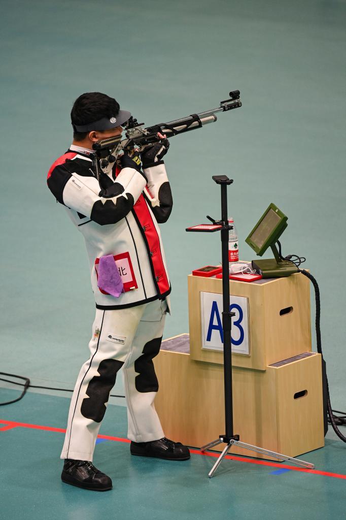 9月16日,河北队选手刘禹岐在射击男子10米气步枪团体决赛中.