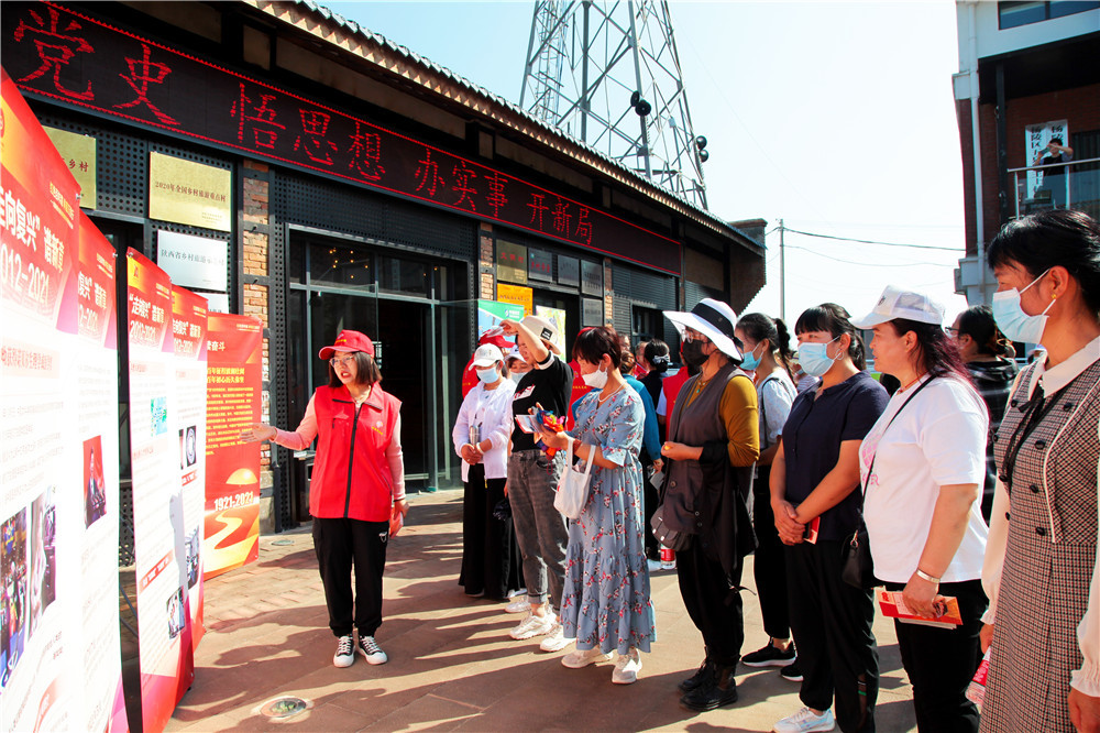 志愿者为群众讲解“红色百年路 科普万里行-走向复兴谱新篇”主题科普展