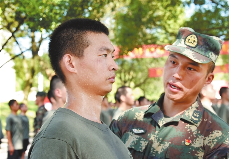 9月12日,在樂平市吊鐘民兵訓練基地內,該市160餘名準新兵正在進行體能