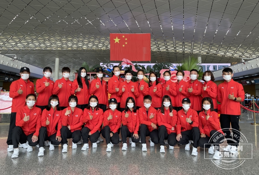 奔赴全运赛场前，机场大合照