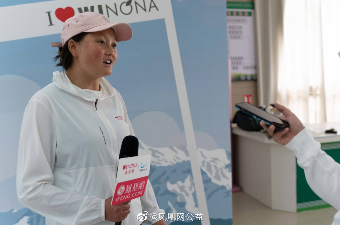图:年轻的邓主卓玛正接受采访