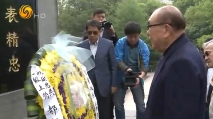 郝柏村重走常德会战旧址，向常德会战纪念碑献花