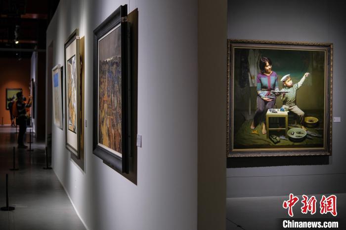 图为第五届中国油画展在重庆美术馆开展。　何蓬磊 摄