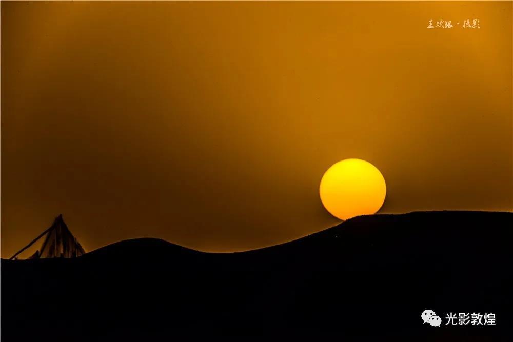 别找了！你要的“大漠孤烟直,长河落日圆”在敦煌