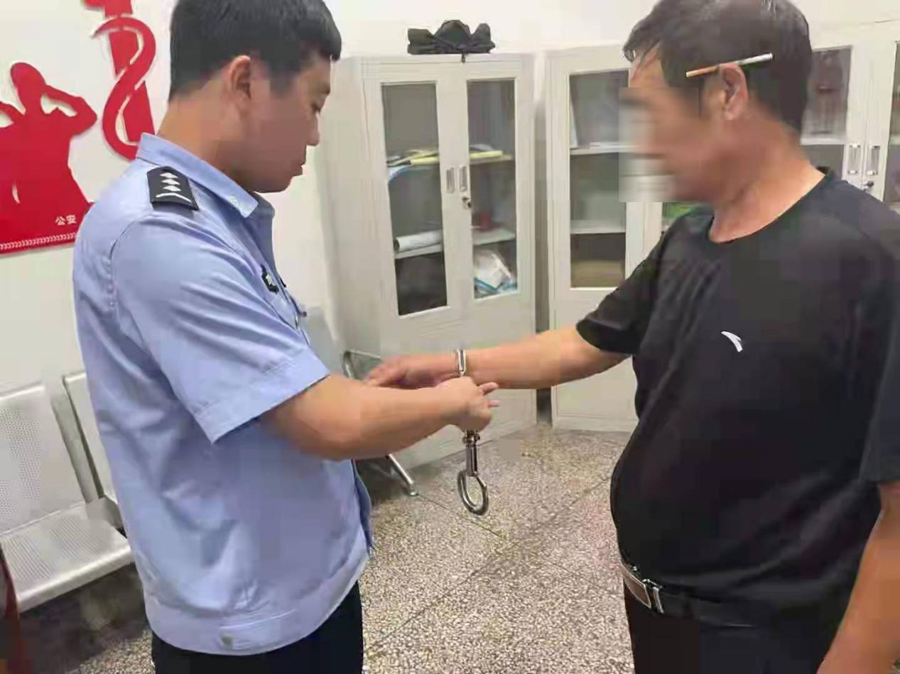 瘾真大漯河56岁男子吸烟失火被拘戴手铐时耳朵上仍夹着香烟