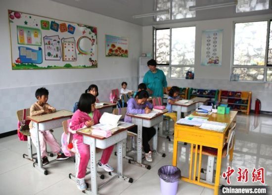 图为窦玉丽在给学生上课。　杨旭 摄