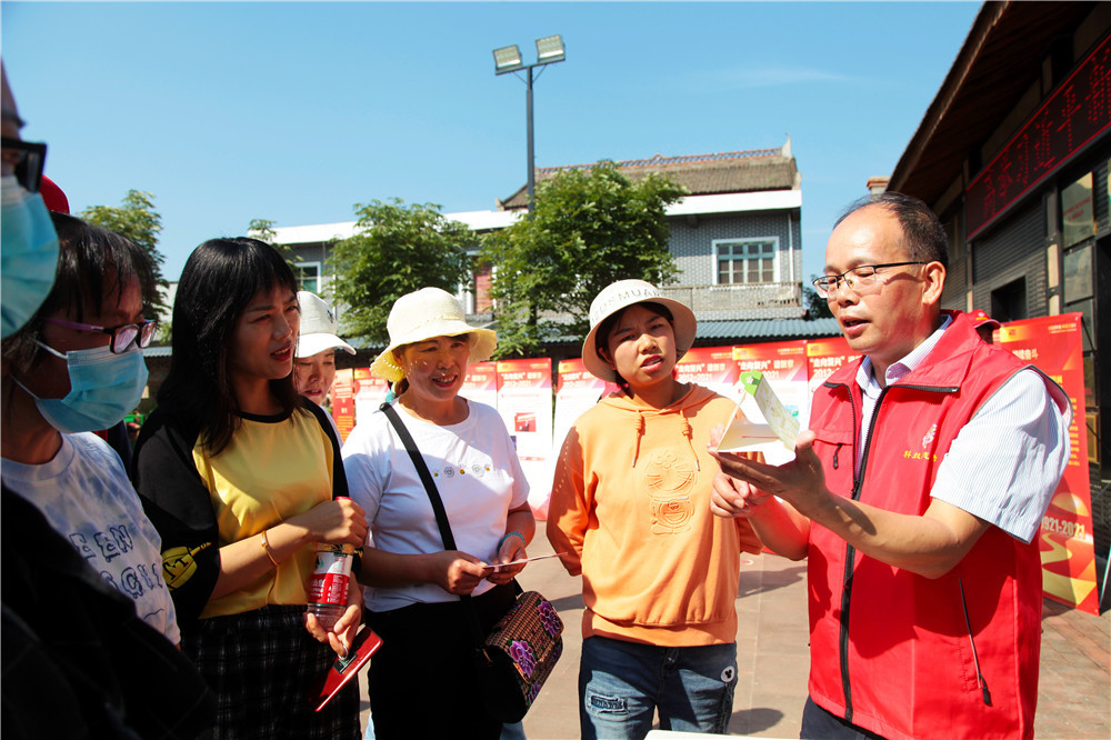 魏永平为现场群众讲解米面蛾诱捕器使用方法