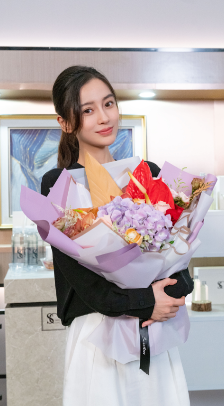 baby和小13岁男星一同参加导演婚宴 淡妆出镜甜如少女