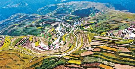 秋收时节的卓尼县杓哇土族乡景色壮美。近年来，卓尼县着力打造特色乡村旅游，帮助群众增收致富。