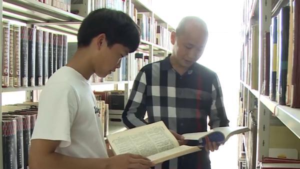 父子上同所职业技术学校，父亲：给儿子做榜样也给他自由空间