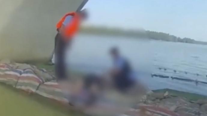 在桥上拍风景手机滑落，小伙为抓手机摔下桥