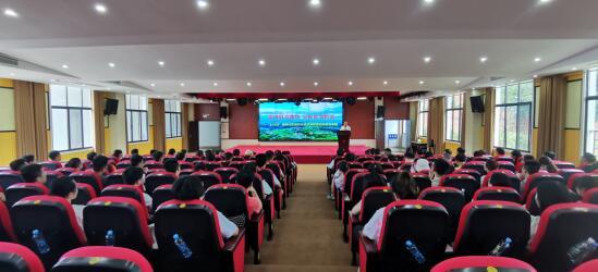 为党员干部上《坚持群众路线、推动乡村振兴》党课