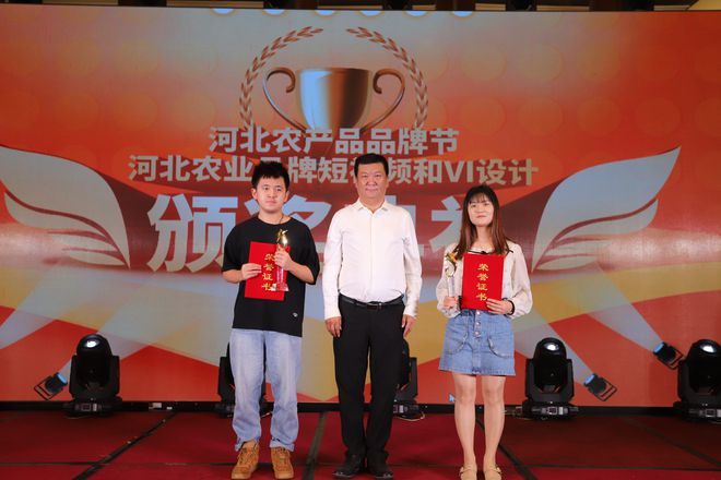 任王旭东为此次大赛的金奖获得者颁奖