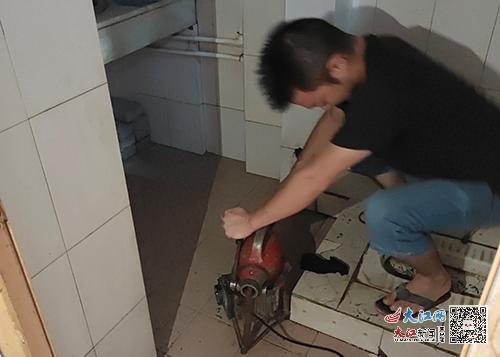 专业人员正在为周阿姨家疏通厕所管道