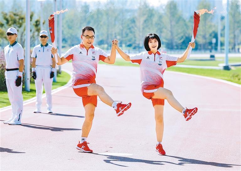 ▲▲9月12日，十四运会和残特奥会火炬传递活动中，火炬手们摆出精心设计的动作。 （西安报业全媒体记者 谢伟 摄）