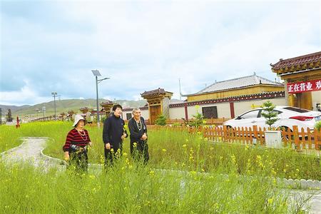 扎西东智（中）为村民宣讲“五无甘南”的相关内容