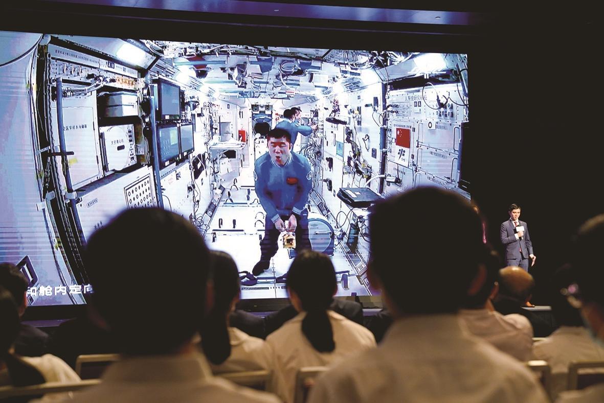 9月3日，在天宫空间站执行任务的神舟十二号乘组，与香港科技工作者、教师、学生连线互动 新华社发