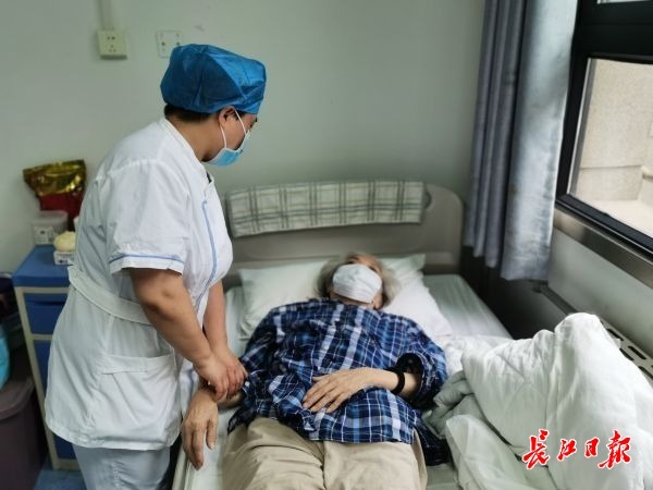 询问老人情况。长江日报记者毛茵 摄