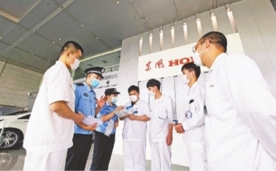 9月14日，武汉经济技术开发区公安分局人口大队民警深入东风本田汽车有限公司，为一线员工详细解答落户新政。