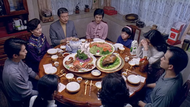 李安导演的《饮食男女》中全家人一起吃饭的场景。