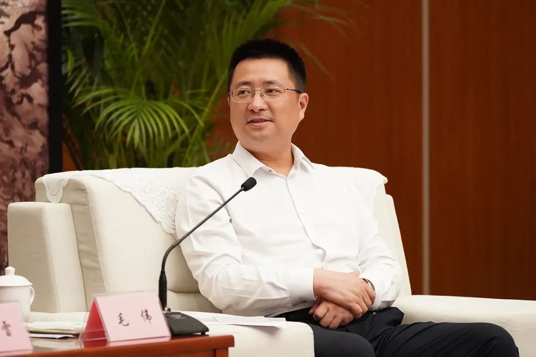 毛伟表示表示衷心的祝贺并对百胜中国智能运营中心项目签约落地毛伟