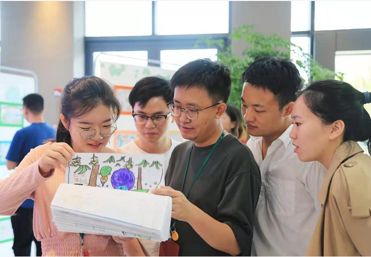 童画义卖点亮大凉山孩子的“音乐梦”