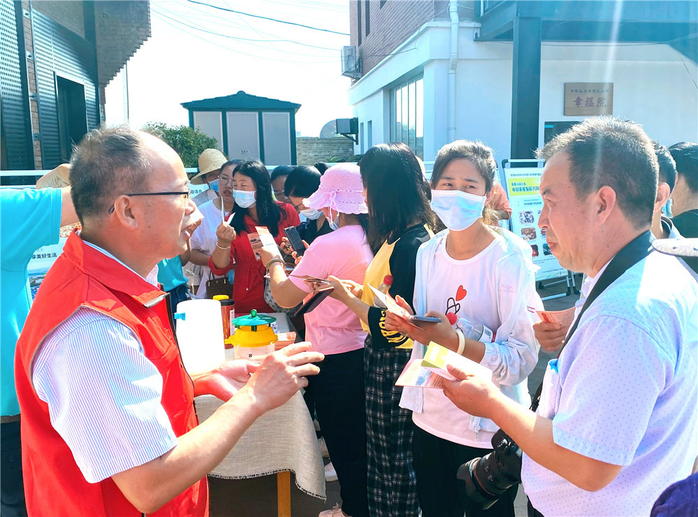 昆虫专家、博览园副主任魏永平为现场群众提供科技咨询