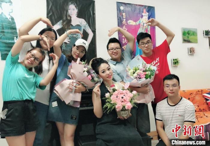 图为在湖南文理学院的琴房内， 玛尔健(中)与学生在一起。(资料图) 玛尔健供图