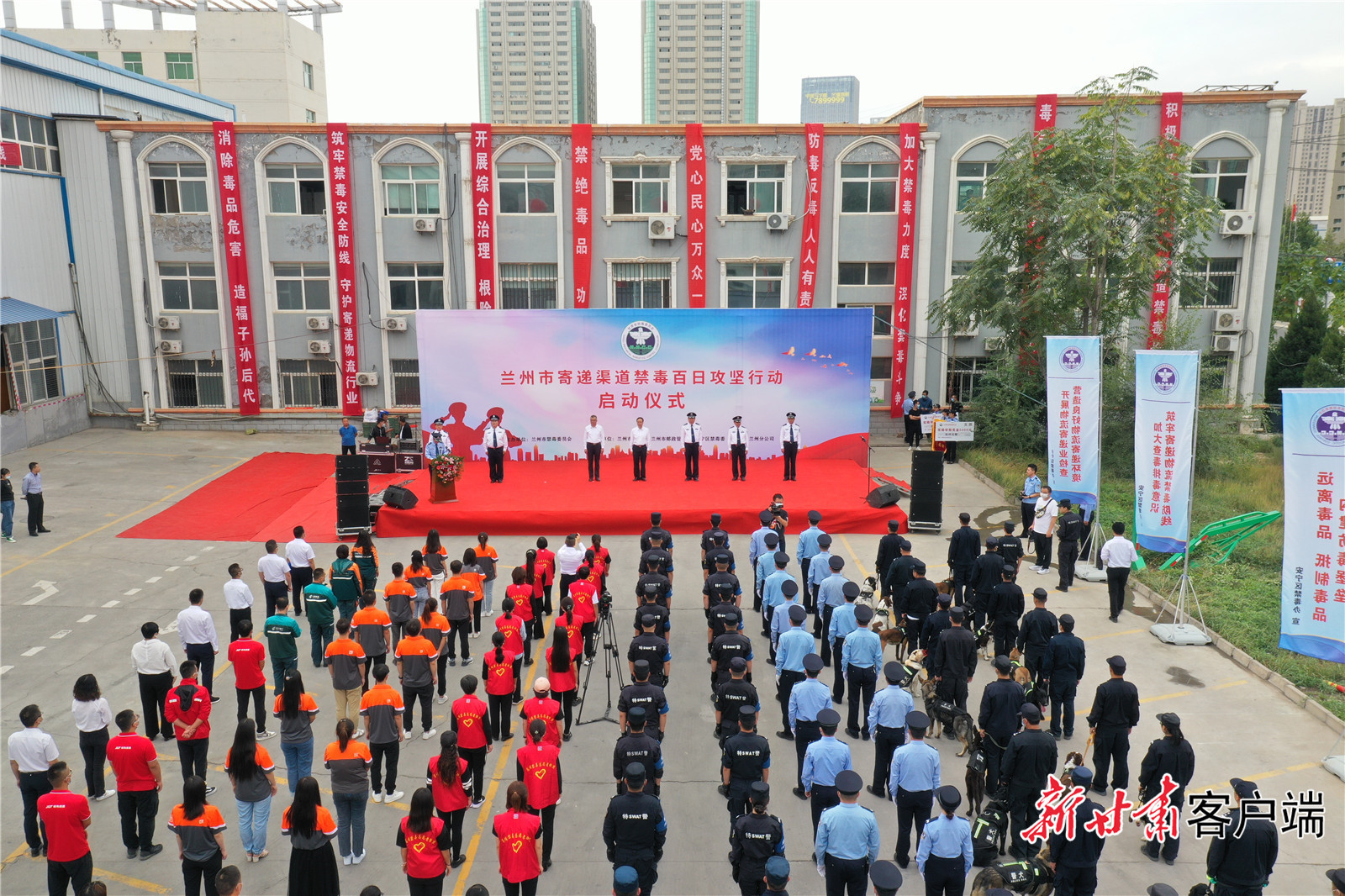 警犬X光齐上阵 兰州利剑出鞘斩快递“毒流”