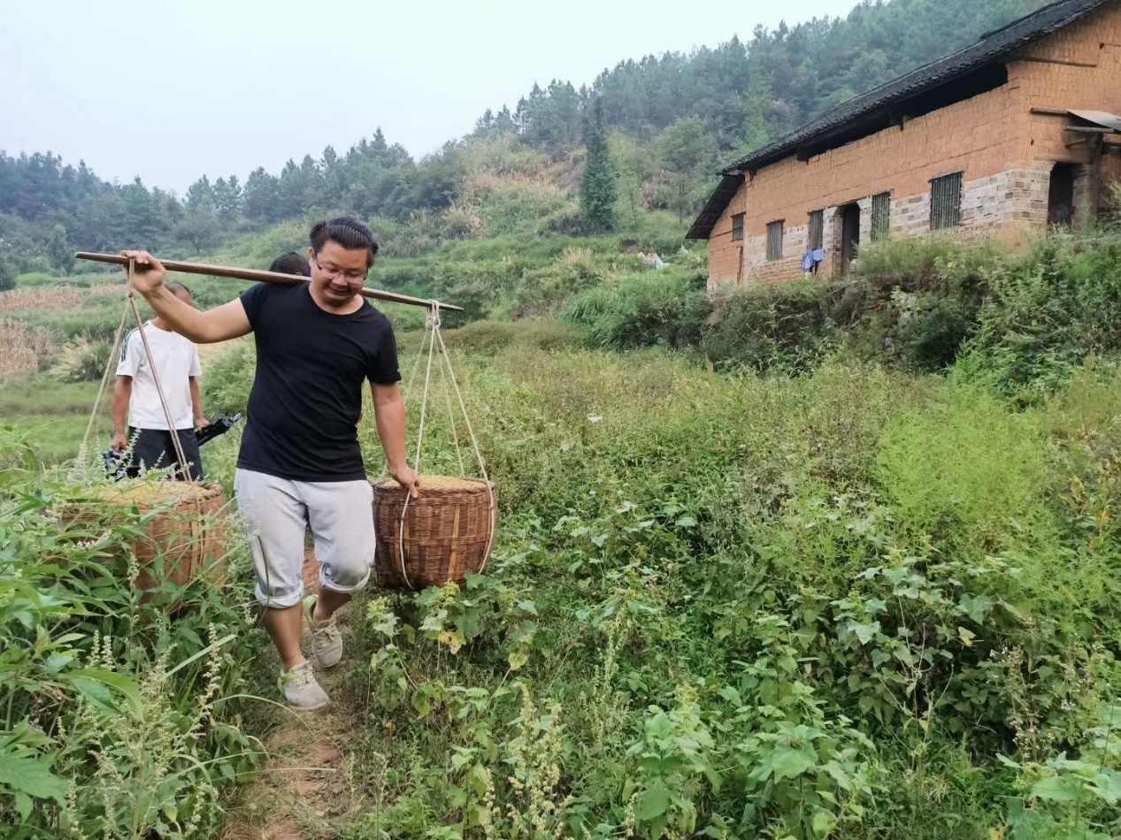蒋能杰用双脚折返乡村。