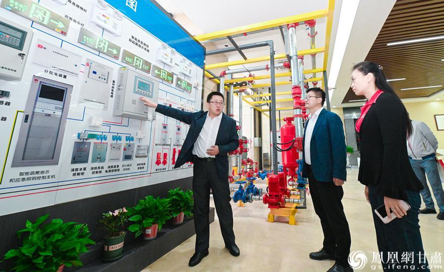 甘肃国泰消防职业培训学校为参训学员提供完全真实的理论和现场实操学习场景,满足消防职业培训需求。杨艺锴 摄