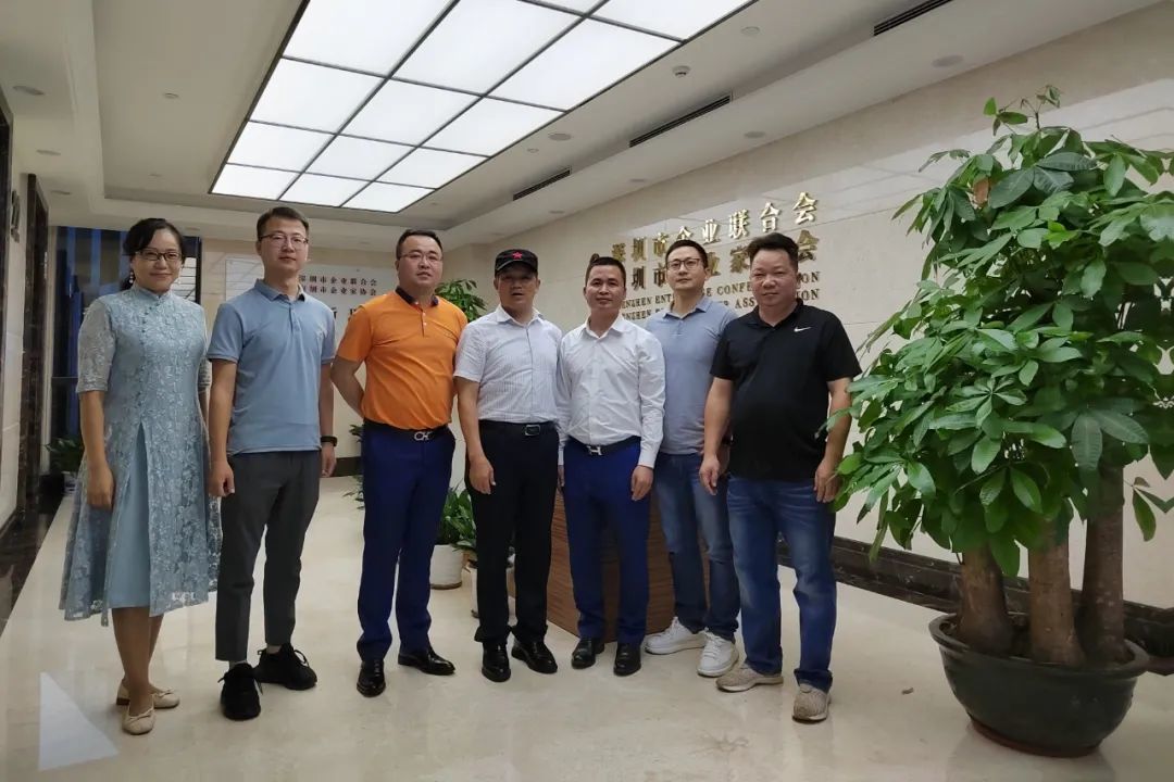 深圳企业家联合会、深圳市企业家协会执行副会长兼秘书长唐毅辉与李渡酒业汤向阳一行合影