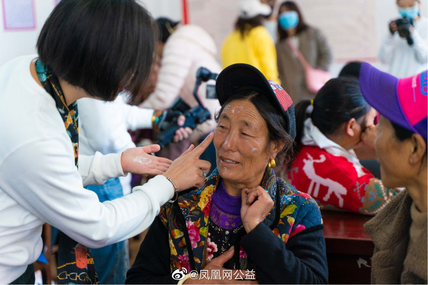 图:薇诺娜代表现场示范防晒护肤品涂抹方式