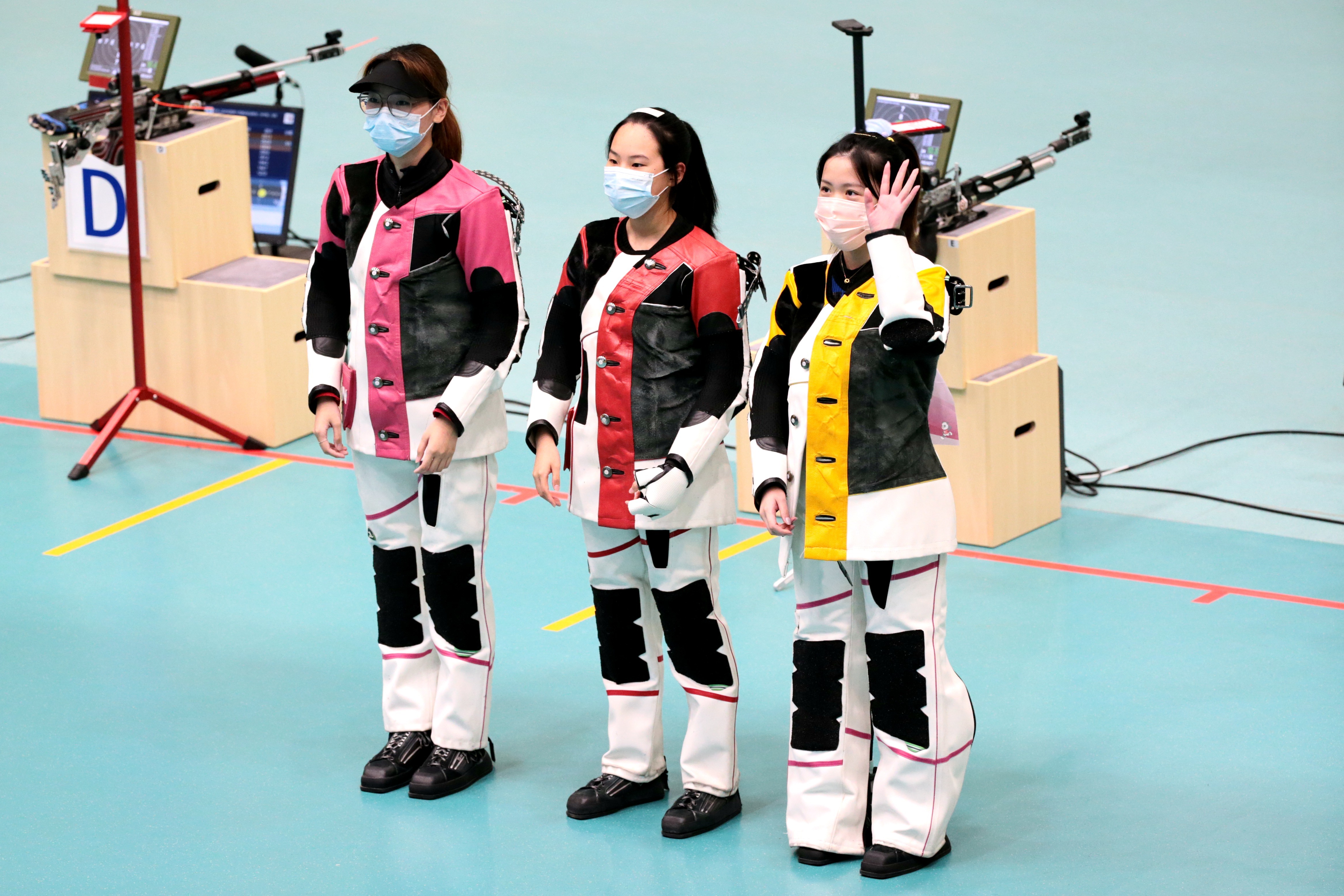 与以往相同,杨倩穿着厚重的射击服,端