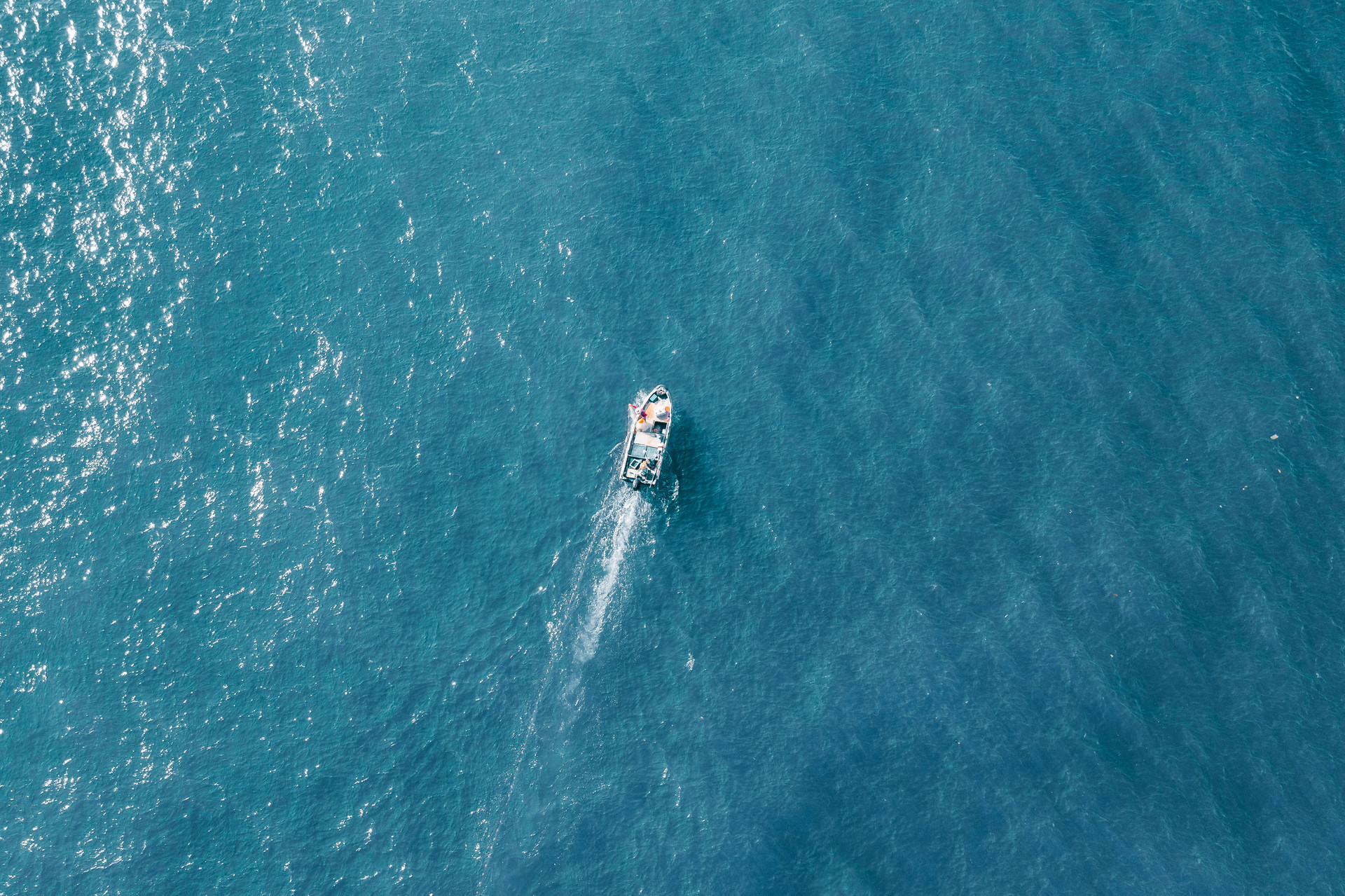 中国首艘自主航行300TEU“智飞”号在青岛开展海上测试