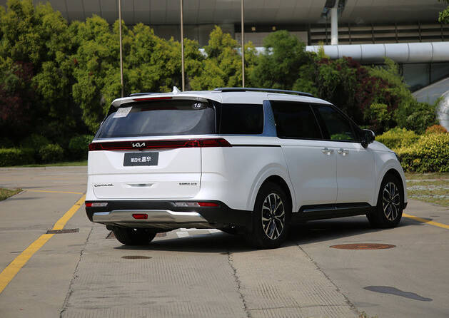 起亚第四代嘉华上市28893399万元这才是家用mpv之王