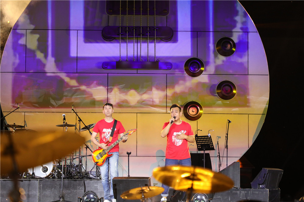 边城集安新地标19米高大吉他点亮摇滚之城