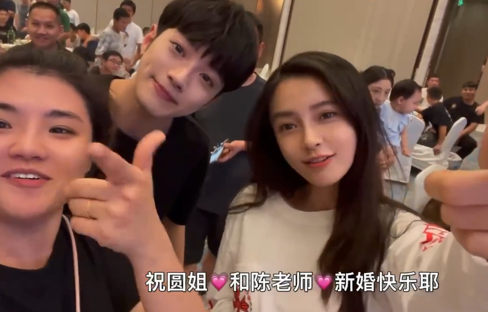 baby和小13岁男星一同参加导演婚宴 淡妆出镜甜如少女