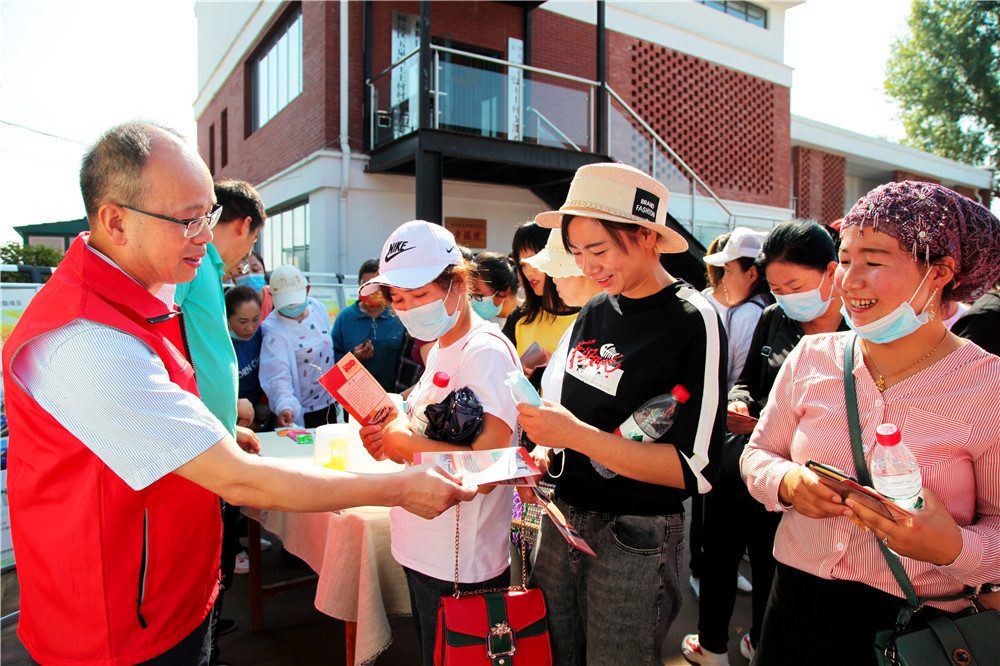 魏永平为现场群众发放科普宣传册