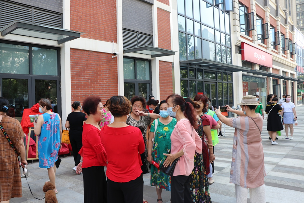 活動現場,江漢里社區老年大學揭牌開班,社區居民熱情滿滿,爭相報名