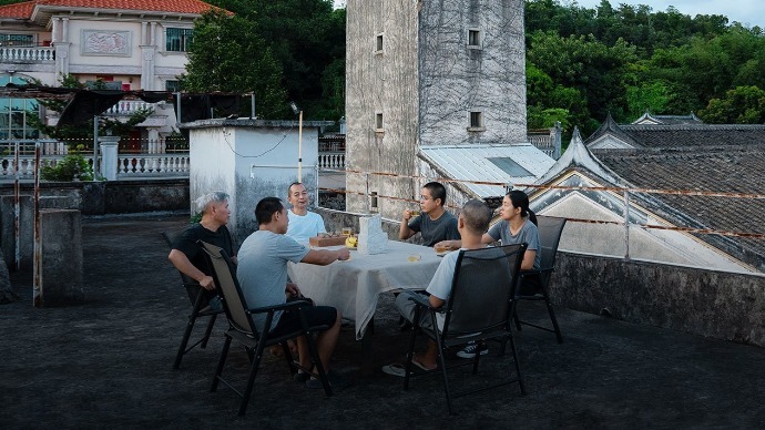 夫妻花15年在家乡打造天堂社区，100位朋友搬来抱团生活