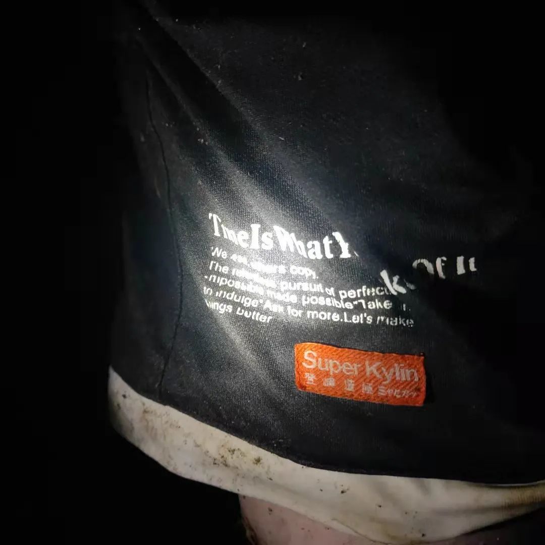 脚上未穿鞋。